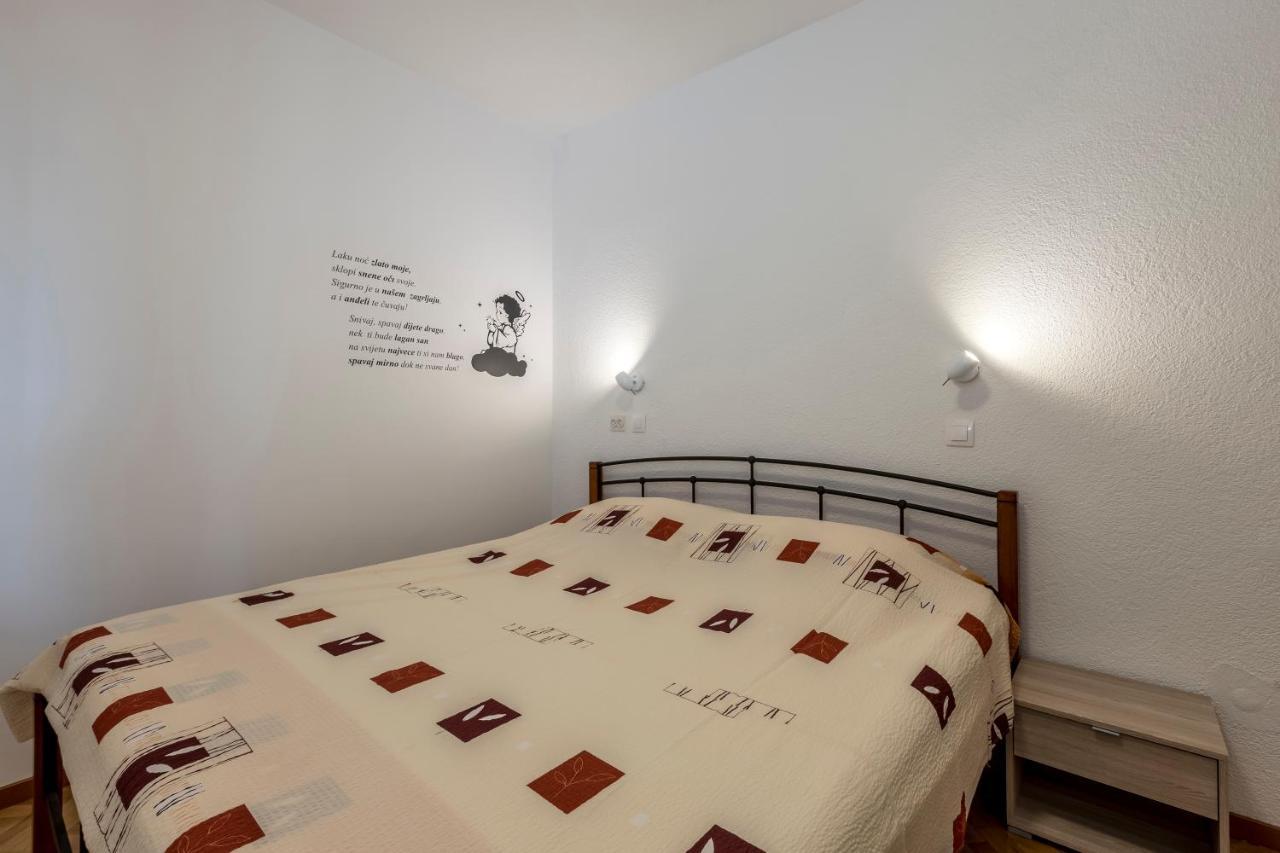 House With Private Pool Magdalena Apartment Podstrana Bagian luar foto